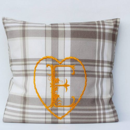 Ruuduline diivanipadi monogrammiga