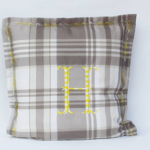 Ruuduline diivanipadi monogrammiga