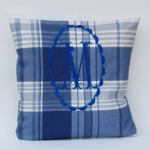 Ruuduline diivanipadi monogrammiga (40 x 40 cm)