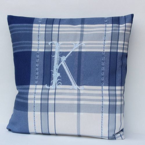 Ruuduline diivanipadi monogrammiga (40 x 40 cm)